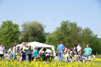 Schoenes Wetter beim Ostereierwerfen