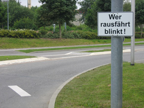 Schild in Kreisverkehr